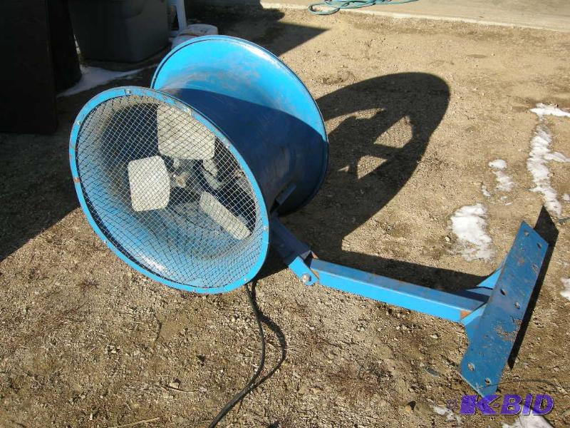 lot 4 image: Large electric fan
