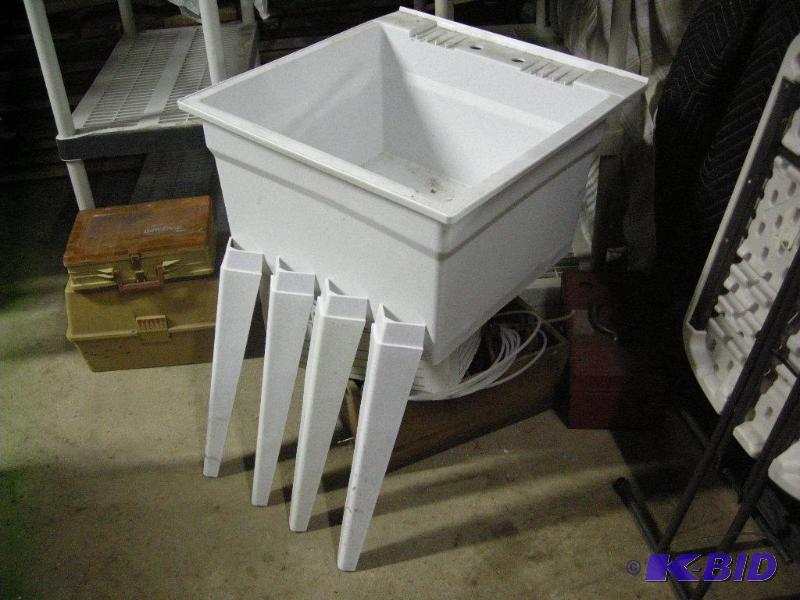 lot 45 image: Laundry tub