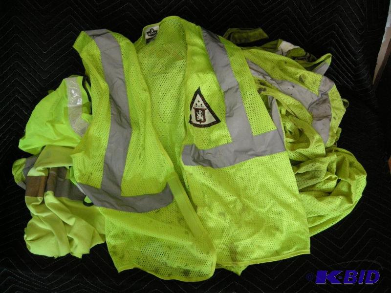 lot 75 image: 10 Safety Vests