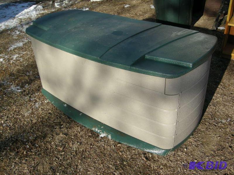lot 8 image: Rubbermaid Plastic Container