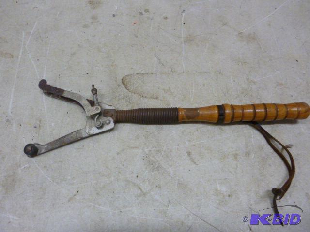 lot 142 image: Clay Pigeon Thrower...