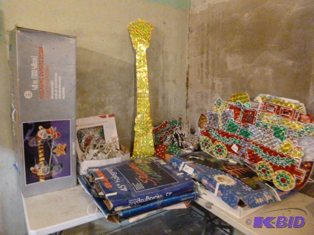 lot 171 image: Miscellaneous Christmas Decor...