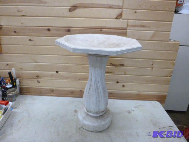 lot 183 image: Plastic Bird Bath...