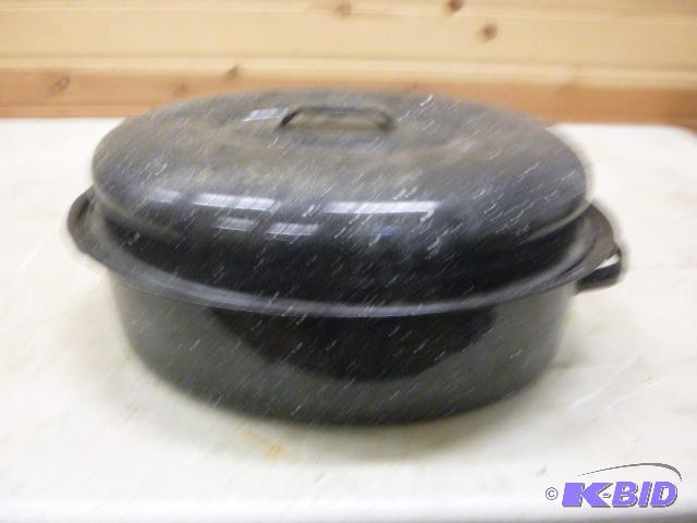 lot 46 image: 17" Enamel Roaster...