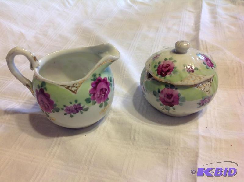 lot 14 image: Vintage Creamer & Sugar