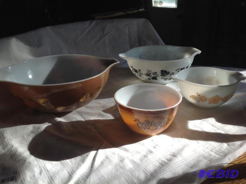 lot 21 image: Pyrex Bowls