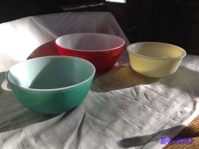 lot 23 image: Vintage Mixing Bowls