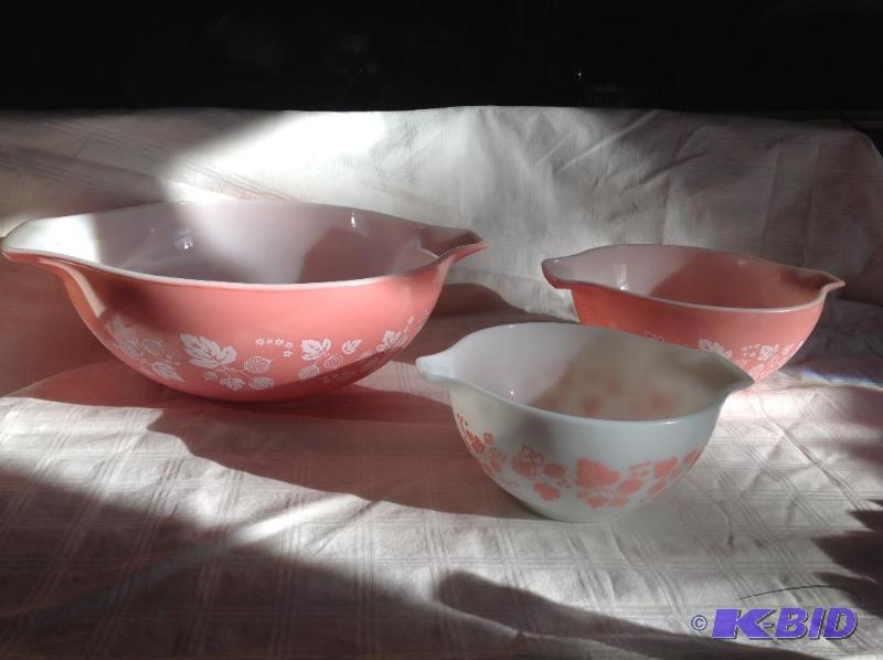 lot 24 image: Vintage Pyrex Bowls