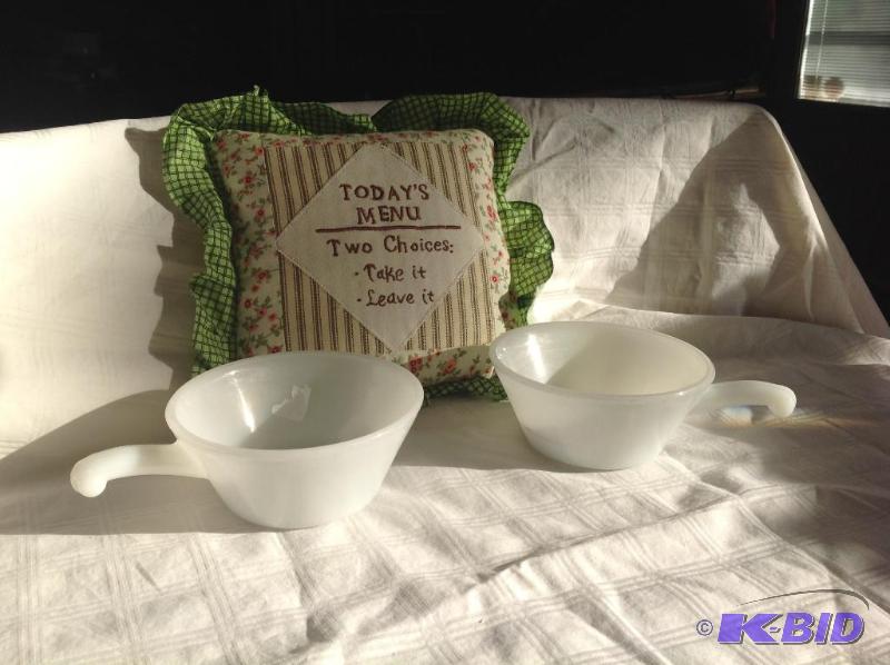lot 25 image: Vintage Anchor Hocking & Pillow