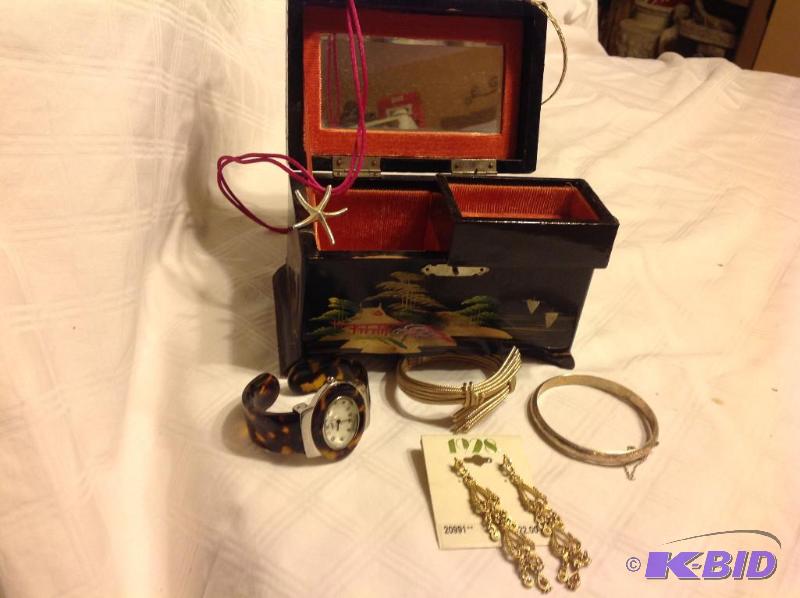 lot 32 image: Vintage Hand Painted Musical Jewelry Box