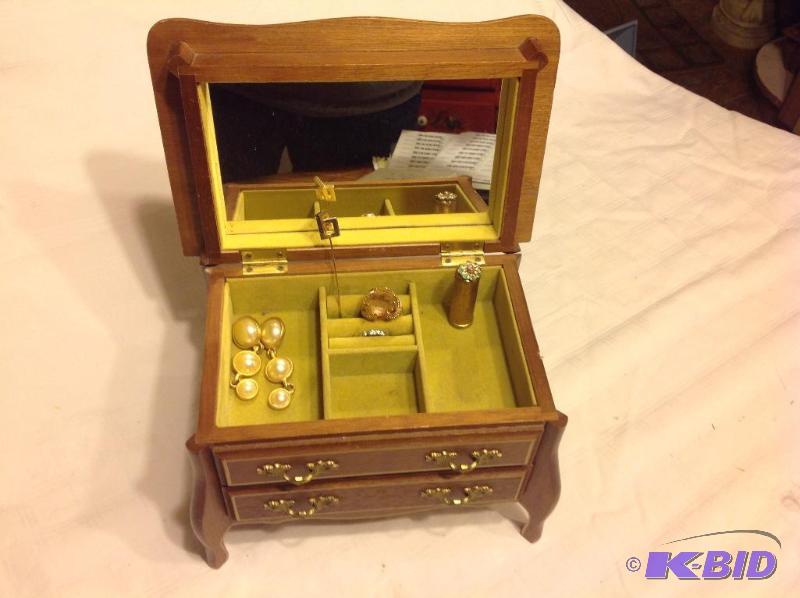 lot 61 image: Musical Jewelry Box w Costume Jewelry
