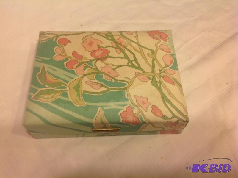 lot 62 image: Fabric Covered Jewelry Box w Costume Jewelry