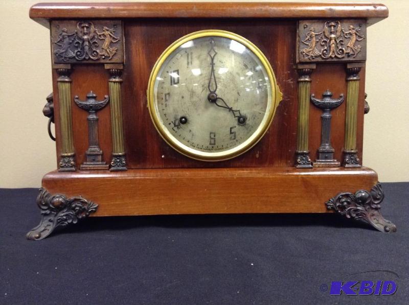 lot 17 image: Vintage Sessions wood mantle clock