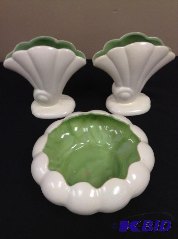 lot 19 image: Lot of Red Wing bowl 278 creamgreen and two vintage fan vases creamgreen