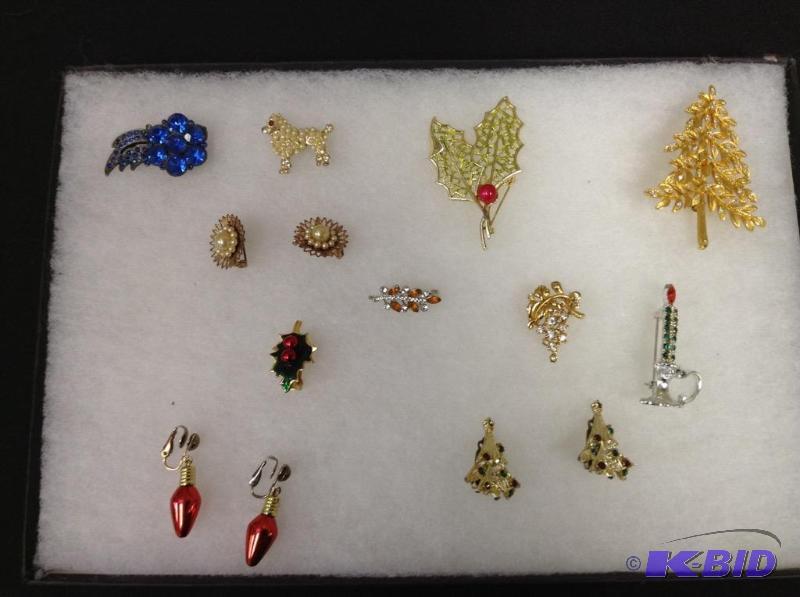 lot 24 image: Vintage jewelry with vintagecostume jewelery