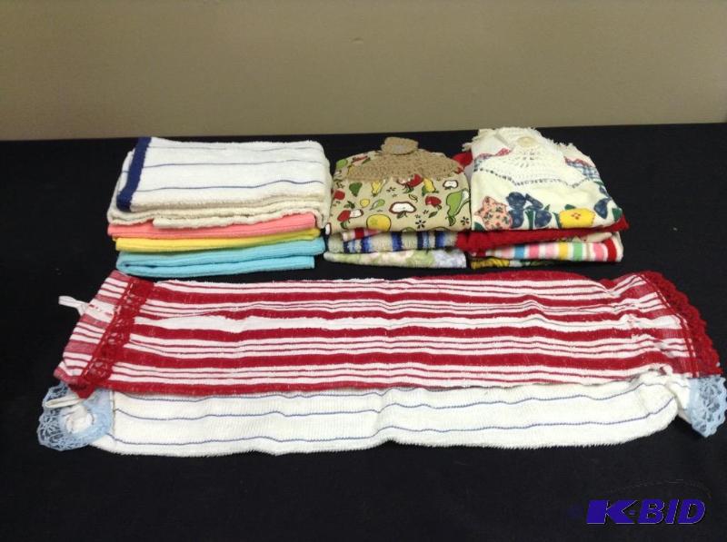 lot 55 image: Lot of kitchen towels and plastic bag holders