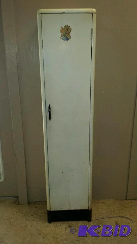 lot 81 image: Vintage Interstate Metal Cupboard