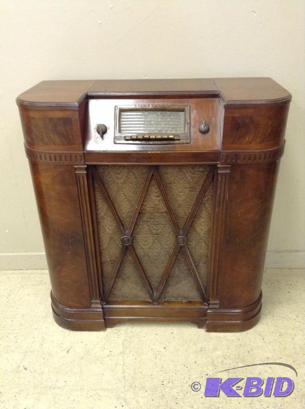 lot 98 image: Antique Silvertone Radio
