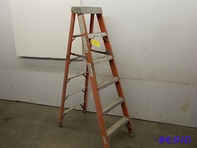 lot 11 image: Louisville 6 Fiberglass Step Ladder, 300# Ca...