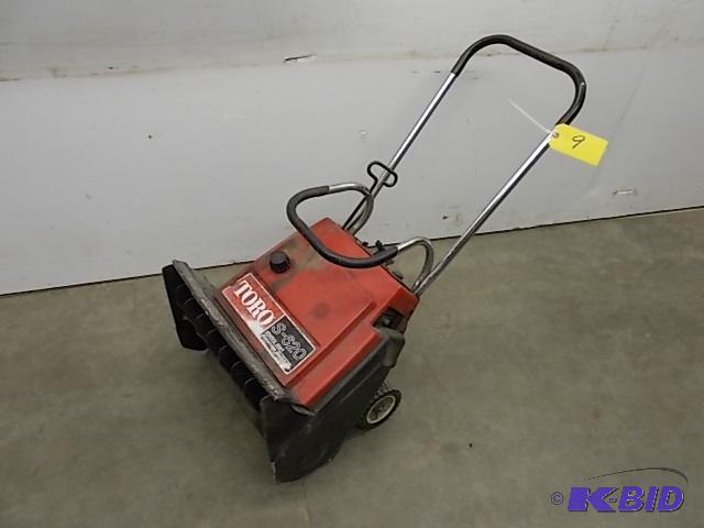 lot 9 image: Toro S-620 20" Snow Blower, Electric Sta...