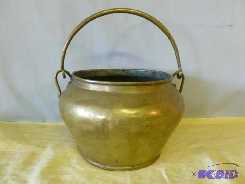 lot 16 image: Large antique handled brass kettle that measu...