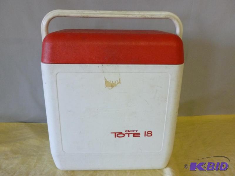 lot 24 image: Gott Tote 18 lunch cooler, comes with two fre...