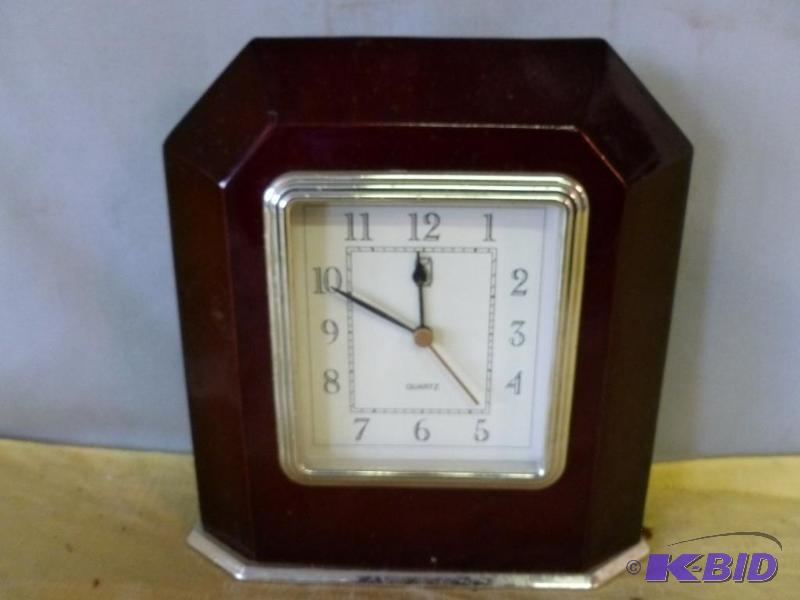 lot 34 image: Nice Quartz battery operated mantle clock, me...