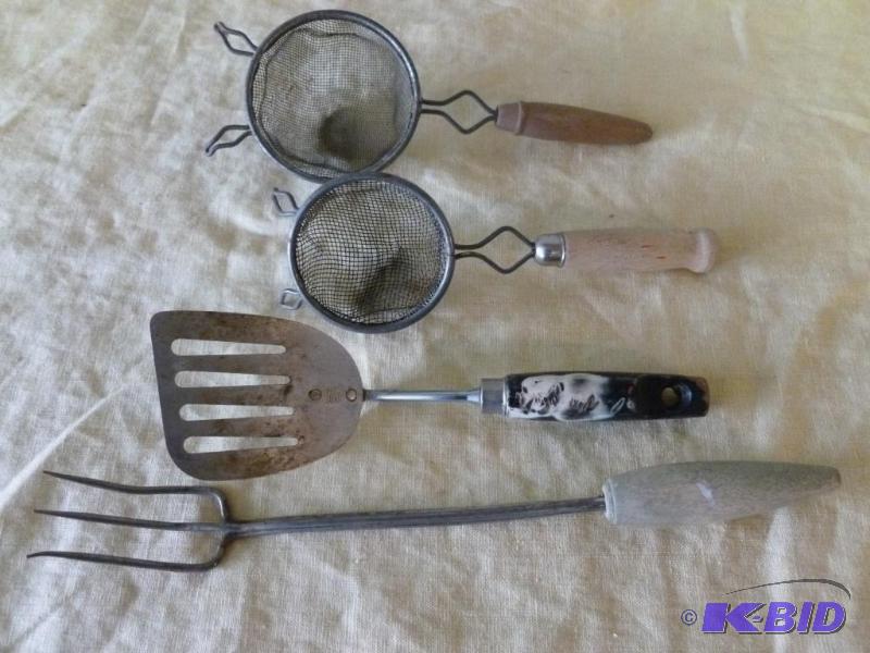 lot 40 image: Lot of four vintage wood handled kitchen uten...