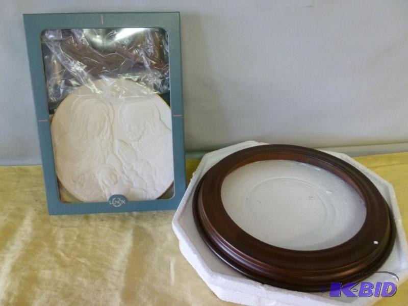 lot 57 image: Beautiful Lenox " The Holy Family "...