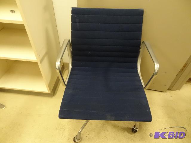 lot 112 image: Herman Miller Eames Aluminum Frame Office Cha...