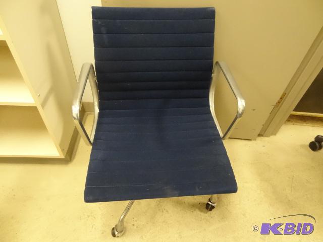 lot 113 image: Herman Miller Eames Aluminum Frame Office Cha...