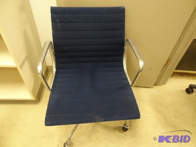lot 114 image: Herman Miller Eames Aluminum Frame Office Cha...