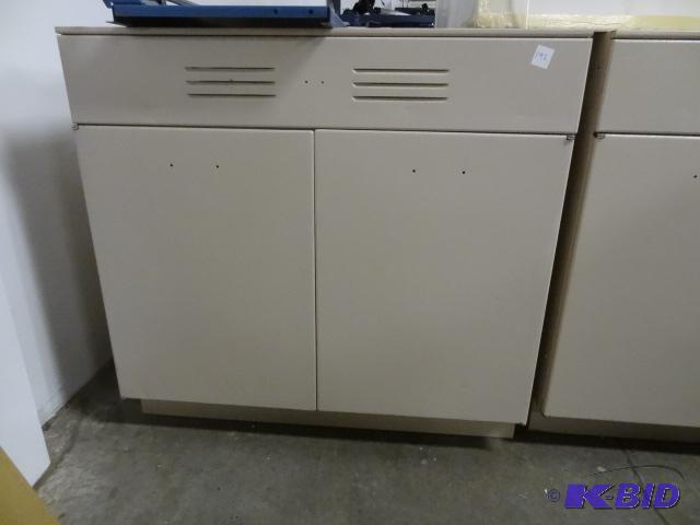 lot 192 image: 2 Door Metal Cabinet 36 X 25 X 35...