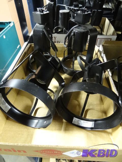 lot 201 image: 4 Track Lights. E61883 V690...