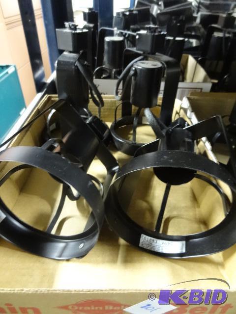 lot 202 image: 4 Track Lights. E61883 V690...
