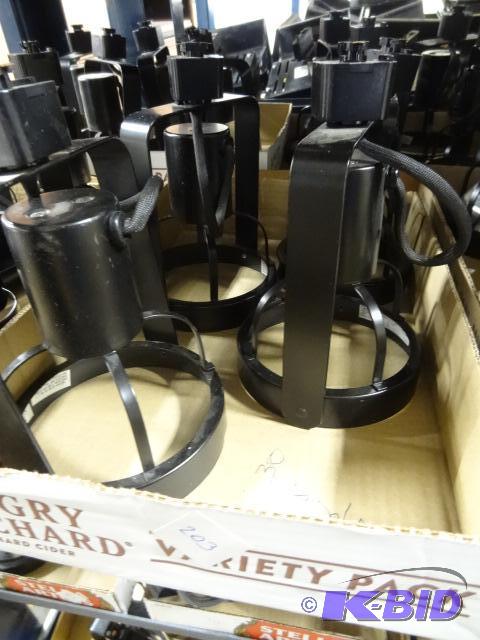 lot 204 image: 4 Track Lights. E61883 V690...