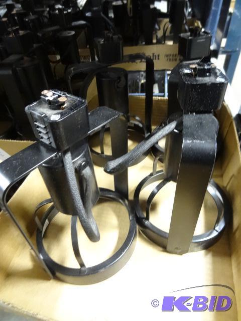 lot 210 image: 4 Track Lights. E61883 V690...