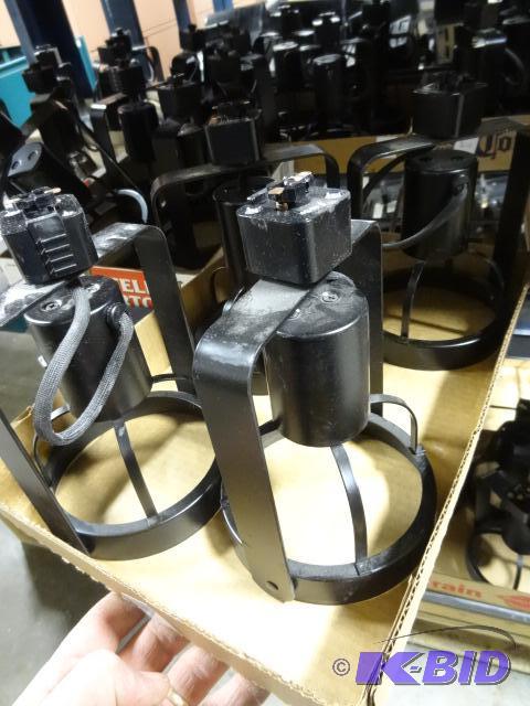 lot 211 image: 4 Track Lights. E61883 V690...
