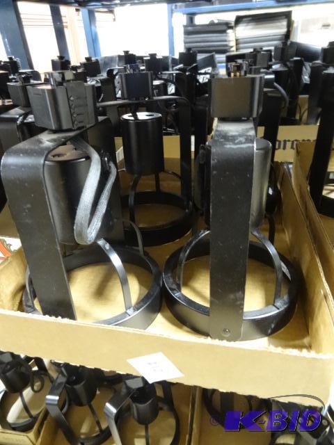 lot 212 image: 4 Track Lights. E61883 V690...