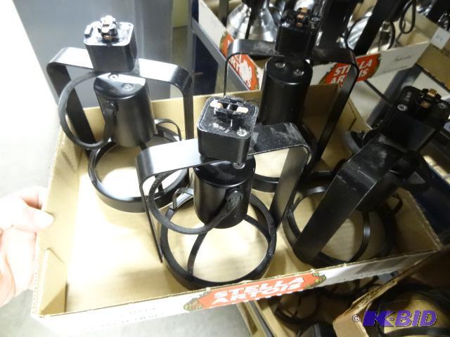 lot 213 image: 4 Track Lights. E61883 V690...