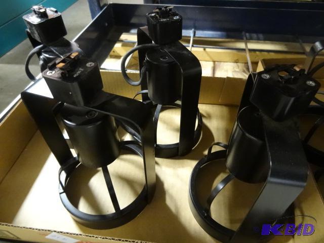 lot 216 image: 4 Track Lights. E61883 V690...