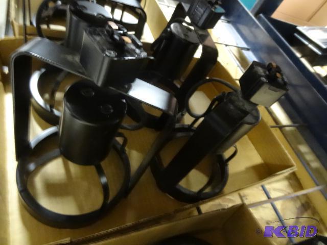 lot 217 image: 4 Track Lights. E61883 V690...