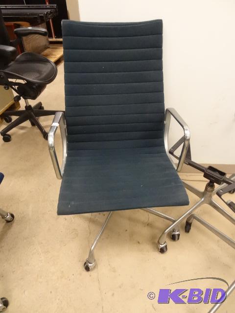 lot 279 image: Herman Miller Eames Aluminum Frame Office Cha...