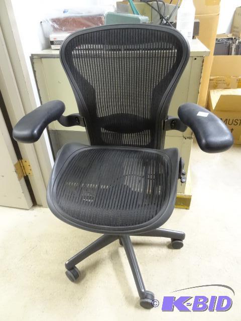 lot 3 image: Herman Miller Aeron Office Chair AE123AWA...