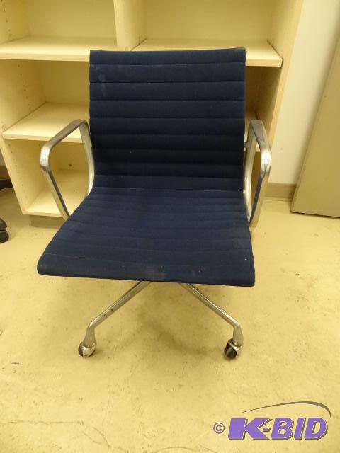 lot 5 image: Herman Miller Eames Aluminum Frame Office Cha...