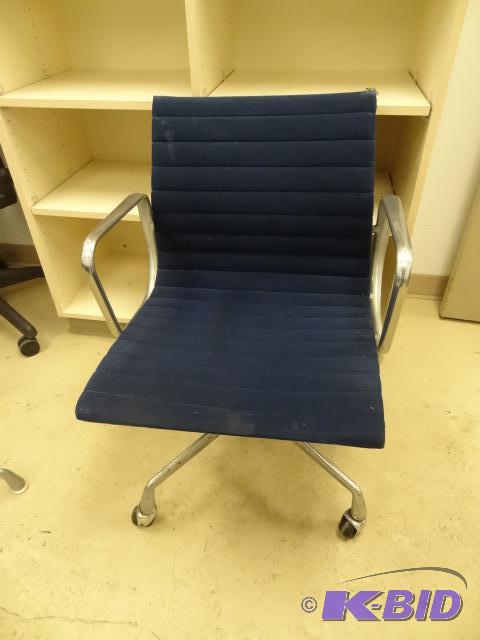 lot 6 image: Herman Miller Eames Aluminum Frame Office Cha...