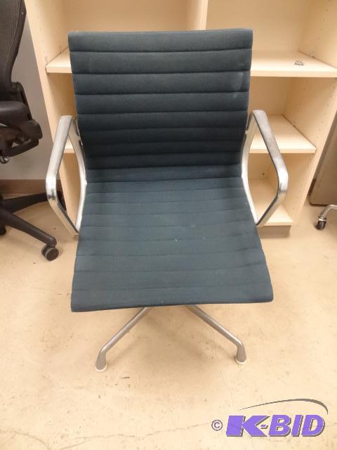 lot 65 image: Herman Miller Eames aluminum frame office cha...