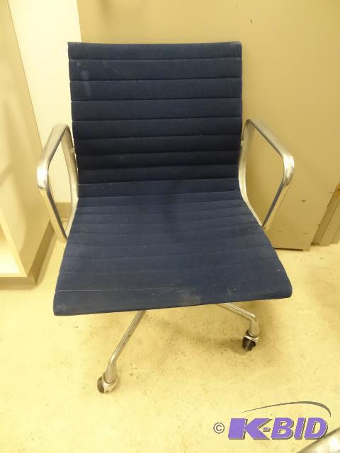 lot 66 image: Herman Miller Eames Aluminum Frame Office Cha...