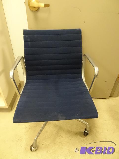 lot 67 image: Herman Miller Eames Aluminum Frame Office Cha...