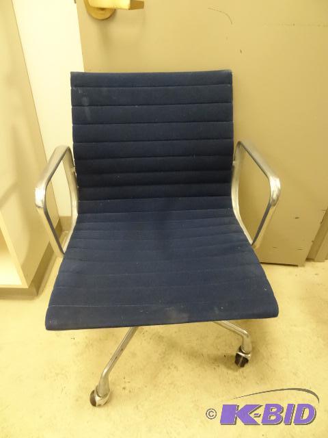 lot 68 image: Herman Miller Eames Aluminum Frame Office Cha...